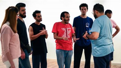 9 نجوم يقدمون 