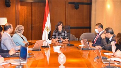وزيرة الهجرة تجتمع بغرفة العمليات لمتابعة تسجيل المسافرين للحصول على لقاح كورونا