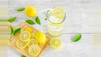 يزيل السموم ويحسن نشاط الكبد| 5 فوائد لشرب الماء مع الليمون