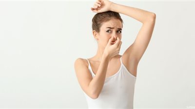 طبيبة أمراض جلدية تكشف أسباب وعلاج رائحة الإبطين الكريهة