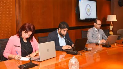 الهجرة تعد قوائم بالمسافرين المسجلين وإمداد وزارة الصحة بكافة البيانات ليتلقوا اللقاح