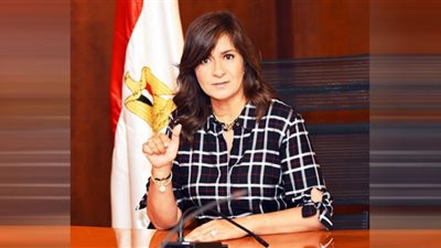 نبيلة مكرم تدعو المسافرين إلى الخارج التسجيل عبر وزارة الهجرة لتلقي لقاح كورونا