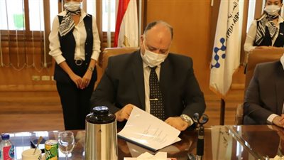 توقيع عقد تطوير مطار سانت كاترين بقرض مشترك