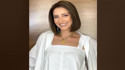 الأصفر يعكس أناقة حنان مطاوع على البحر (صور)