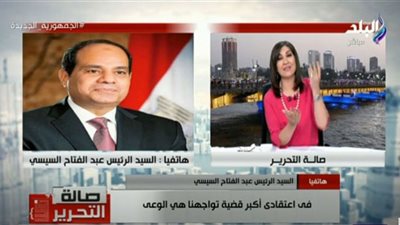 شاهد.. السيسي ممازحًا عزة مصطفى: خدت منك 10 دقايق.. وحقك المخرج يديهملك