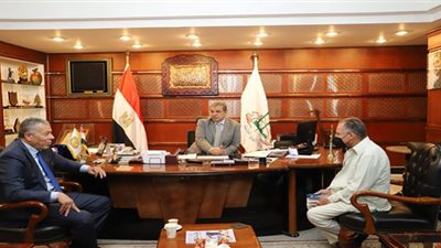 سعفان يلتقي رئيس الجالية المصرية بفرنسا لمتابعة أوضاع العمال المصريين