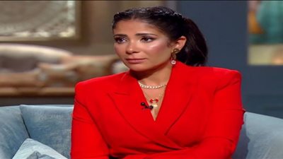 منى زكي تسرد قصة حبها.. ومحاولات والدها إفشال الزواج