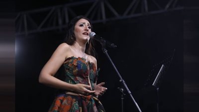 أميرة سليم تبهر جمهورها بـ5 لغات خلال حفلها على شاطئ العلمين الجديدة