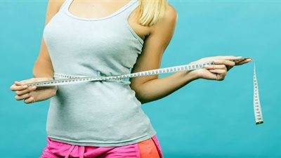 كيف تساعد دماغ الإنسان في حرق دهون البطن.. أطباء يجيبون