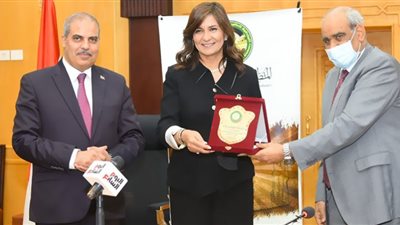 رئيس جامعة الأزهر يكرم وزيرة الهجرة