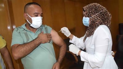 تطعيم العاملين بديوان عام الأقصر بلقاح فيروس كورونا