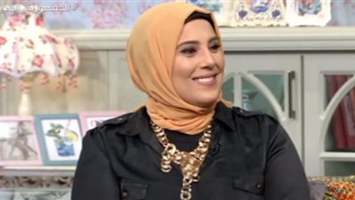 هل يجوز تفتيش المرأة هاتف زوجها؟.. أخصائية علم اجتماع تُجيب