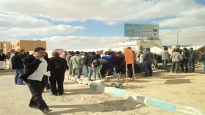 طلاب وإداريو مطروح يهددون بقطع الطريق