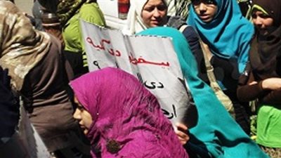 طلاب الطب البيطرى يحتجون أمام محافظة البحيرة