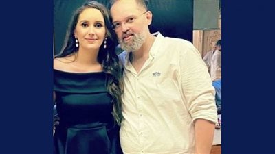 على طريقة الأجانب.. محمد محمود عبد العزيز يتقدم لخطيبته ويفاجئها بشكل رومانسي ( فيديو )