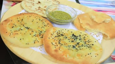 في دقائق حضري مناقيش بالجبنة