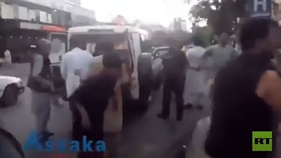 (فيديو) قتل 11 شخصًا.. اللقطات الأولى بعد انفجار بمحيط مطار كابل