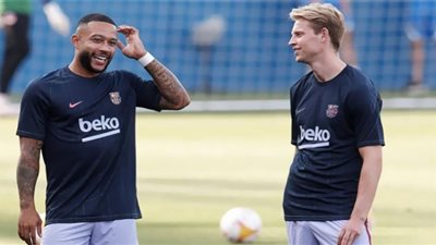 بعد تعافيه.. دي يونج يشارك في تدريبات برشلونة