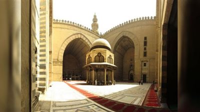 ما حكم الصلاة فى مسجد فيه قبر ؟