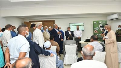 وزير الزراعة ومحافظ الأقصر يستمعان لمطالب المزارعين