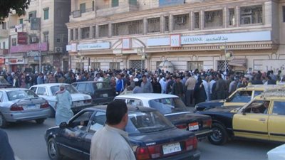 توافد الآلاف لصرف الحوالات الصفراء بالمحلة