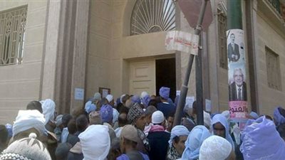 زحام شديد لصرف الحوالات الصفراء بالشرقية