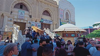 الحزن يخيم على الحاضرين في جنازة الإعلامي الراحل حمدي الكنيسي وانهيار ابنته