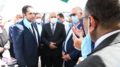 وزير الزراعة ومحافظ قنا يتابعان برنامج 