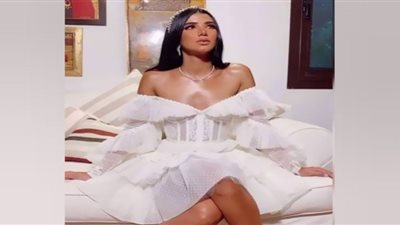 قميص نوم أم فستان خطوبة؟.. ريم سامي تحير جمهورها (صور)