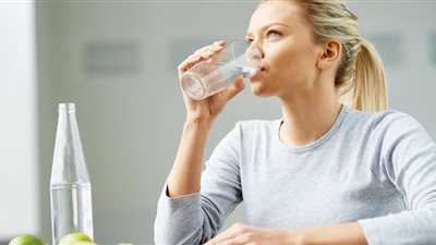 شرب المياه بهذا المعدل يومياً يحمي من مرض خطير