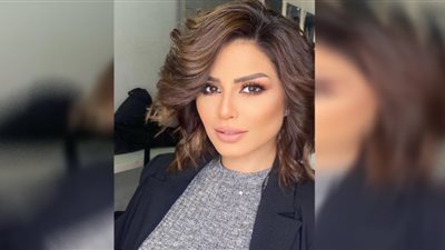 بفستان فاقع اللون.. منة فضالي تروج لفيلمها الجديد 