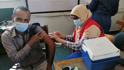 تطعيم العاملين بالوحدة المحلية بسفاجا بلقاح كورونا