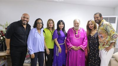 صور.. نجوم الفن والاعلام في عرض 