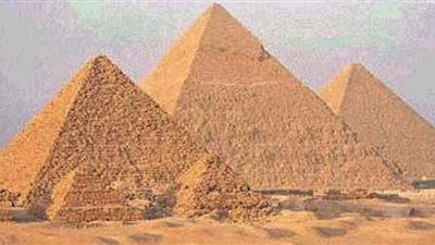 اللون الأزرق على الأهرامات احتفالاً بـ