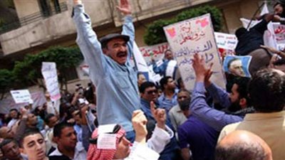 تظاهر 50 شخصا بقرية بنى خالد أمام مصنع الأسمنت