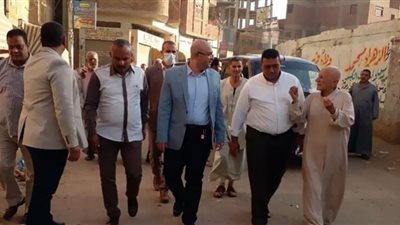 محافظ بني سويف يزور قرية بليفيا لمعاينة شكاوى المواطنين