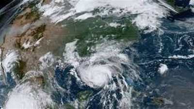 إعصار إيدا يصل اليابسة.. وبايدن يحذر من دمار شامل