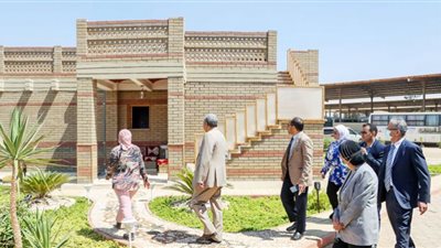 وزير الإسكان يزور الجامعة ويشيد بمشروع صناعة الطوب من الرمال