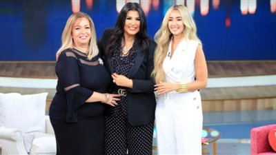 الخميس..منى الشاذلي تستضيف هنا الزاهد ووالدتها