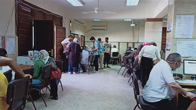 صور.. إقبال كثيف على معامل تنسيق جامعة القاهرة