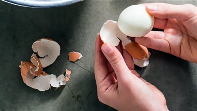 حيلة سحرية للتغلب على صعوبة تقشير البيض المسلوق