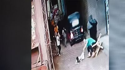 رواد مواقع التواصل يثنون علي شاب أنقذ طفل عقب صعقه من عمود كهرباء بالشرقية