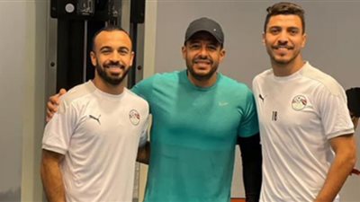 محمد حماقي يثير الجدل بصورة مع لاعبي منتخب مصر لكرة القدم