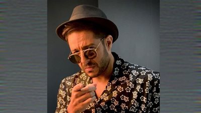 سر تواجد محمد حماقي في معسكر منتخب مصر والتقاطه صورة مع اللاعبين (تفاصيل)