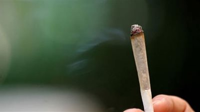 وقف مدرس عن العمل لتدخينه الحشيش داخل المدرسة‎