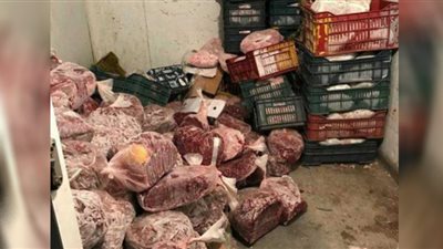 مجهولة المصدر.. ضبط 5 أطنان لحوم فاسدة داخل ثلاجة بالجيزة
