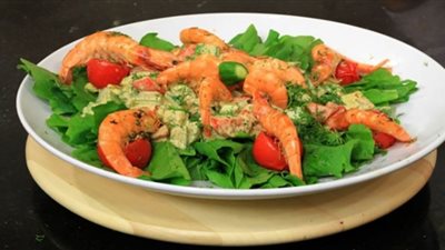 صحية ومفيدة.. جهزي سلطة الجرجير والأفوكادو