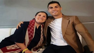 شاهد.. والدة رونالدو تدعم البرتغال قبل لقاء اليوم بتصفيات كأس العالم