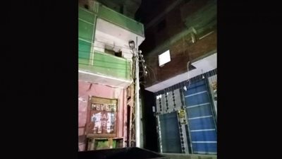 زراعة عمود كهرباء جديد بالمنير حفاظًا على أرواح المواطنين