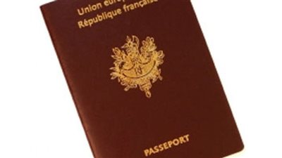 فرنسي يمزق جواز سفره بالجزائر احتجاجا على مقتل مراح